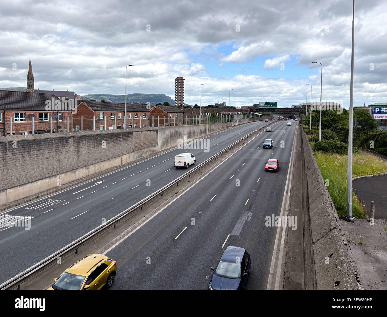 Der Verkehr fließt entlang der A12 Westlink, einer versunkenen zweispurigen Straße, die als zentraler Transitrückweg in Belfast, Nordirland, dient. Stockfoto
