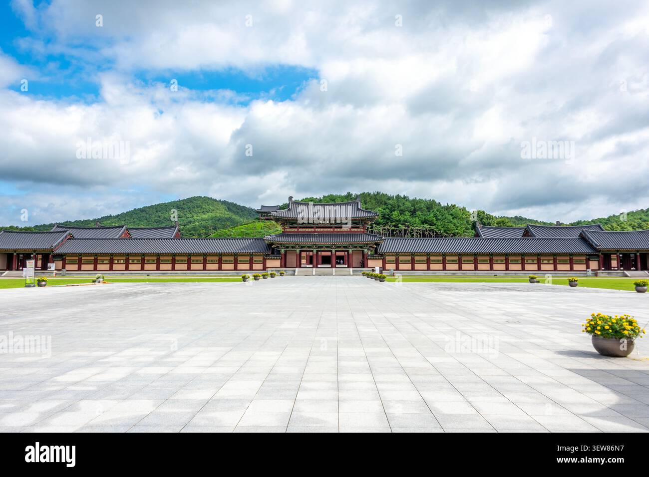Außenansicht des Cheonjeongmun Gate, dem Haupttor des Sabi Palace, im Baekje Cultural Land in Buyeo, Südkorea. Stockfoto