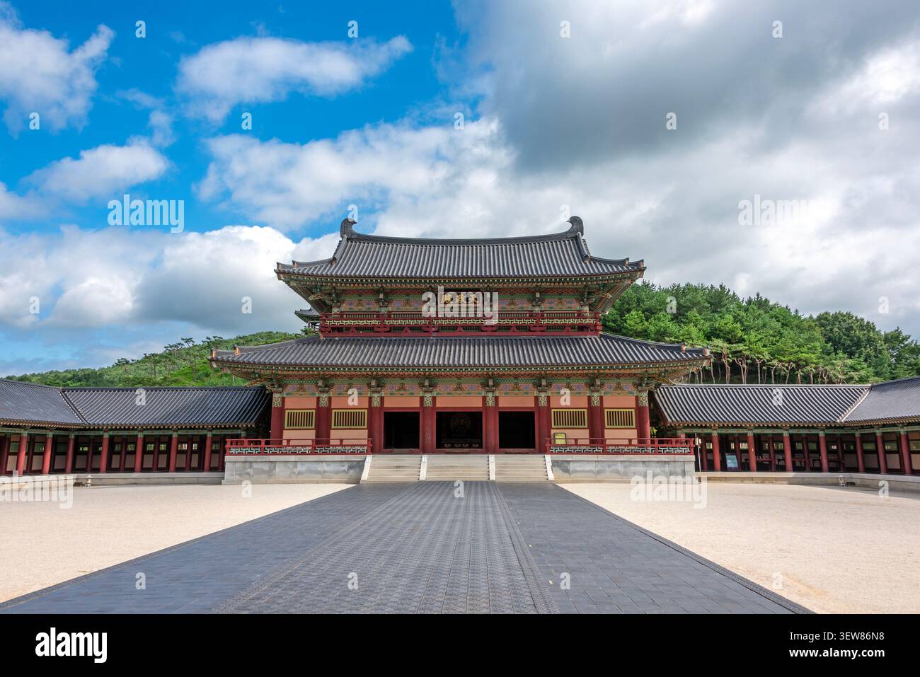 Außenansicht der Cheonjeongjeon Hall, der zentralen Halle des Sabi Palace, im Baekje Cultural Land in Buyeo, Südkorea. Stockfoto