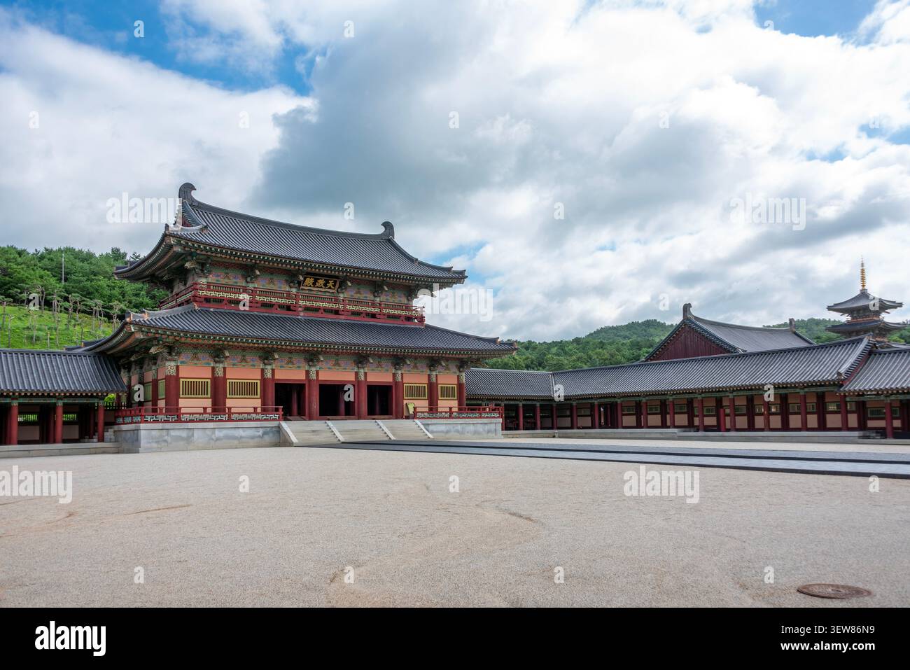 Außenansicht der Cheonjeongjeon Hall, der zentralen Halle des Sabi Palace, im Baekje Cultural Land in Buyeo, Südkorea. Stockfoto