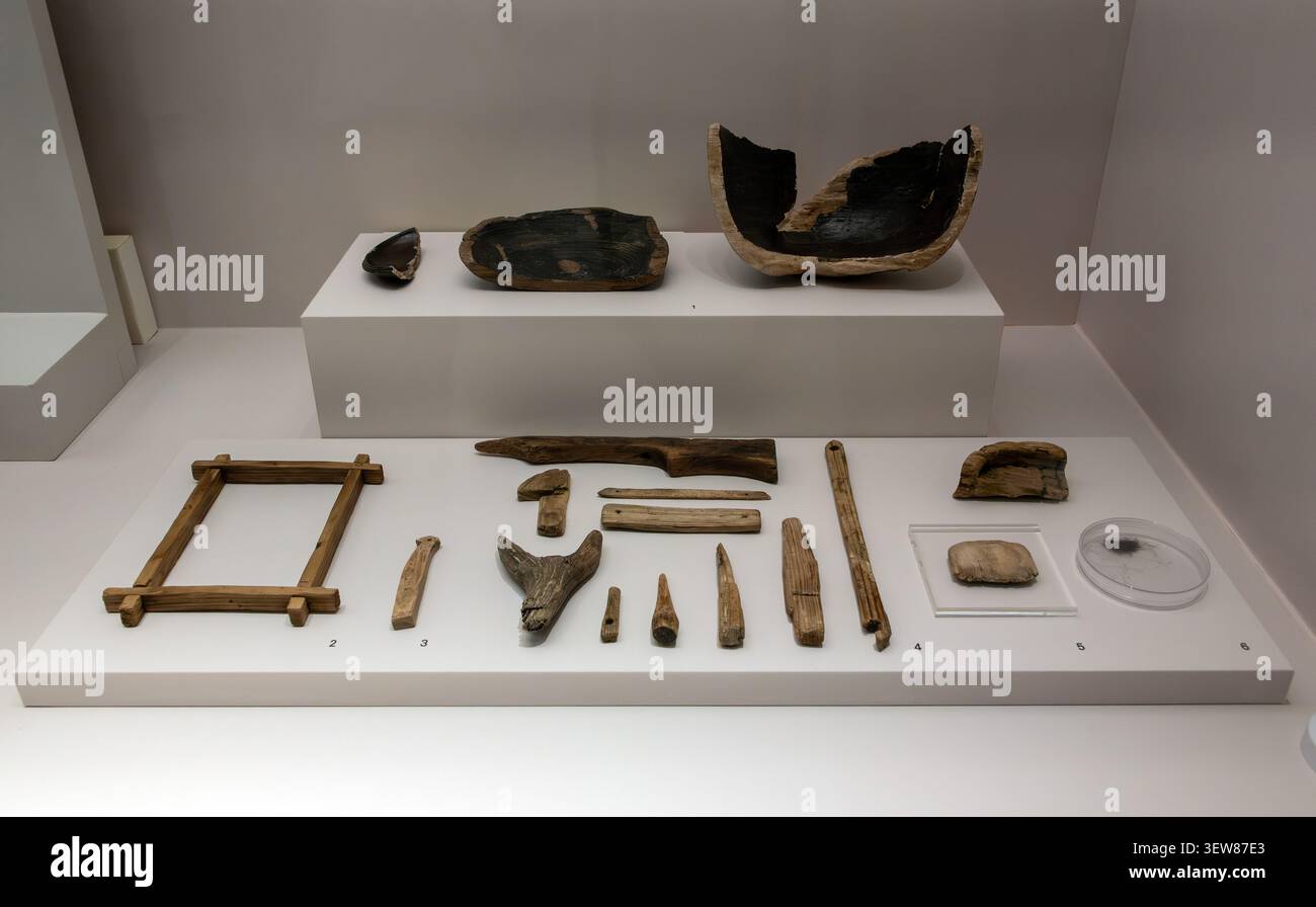 Holzgegenstände aus der Baekje-Zeit, die am Neungsan-ri Temple Site ausgegraben wurden, sind im Buyeo National Museum in Südkorea ausgestellt. Stockfoto