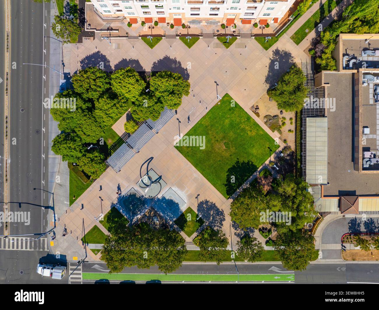 Cali Mill Plaza Park aus der Vogelperspektive auf dem Stevens Creek Boulevard am S de Anza Blvd, Cupertino, Kalifornien, USA. Stockfoto