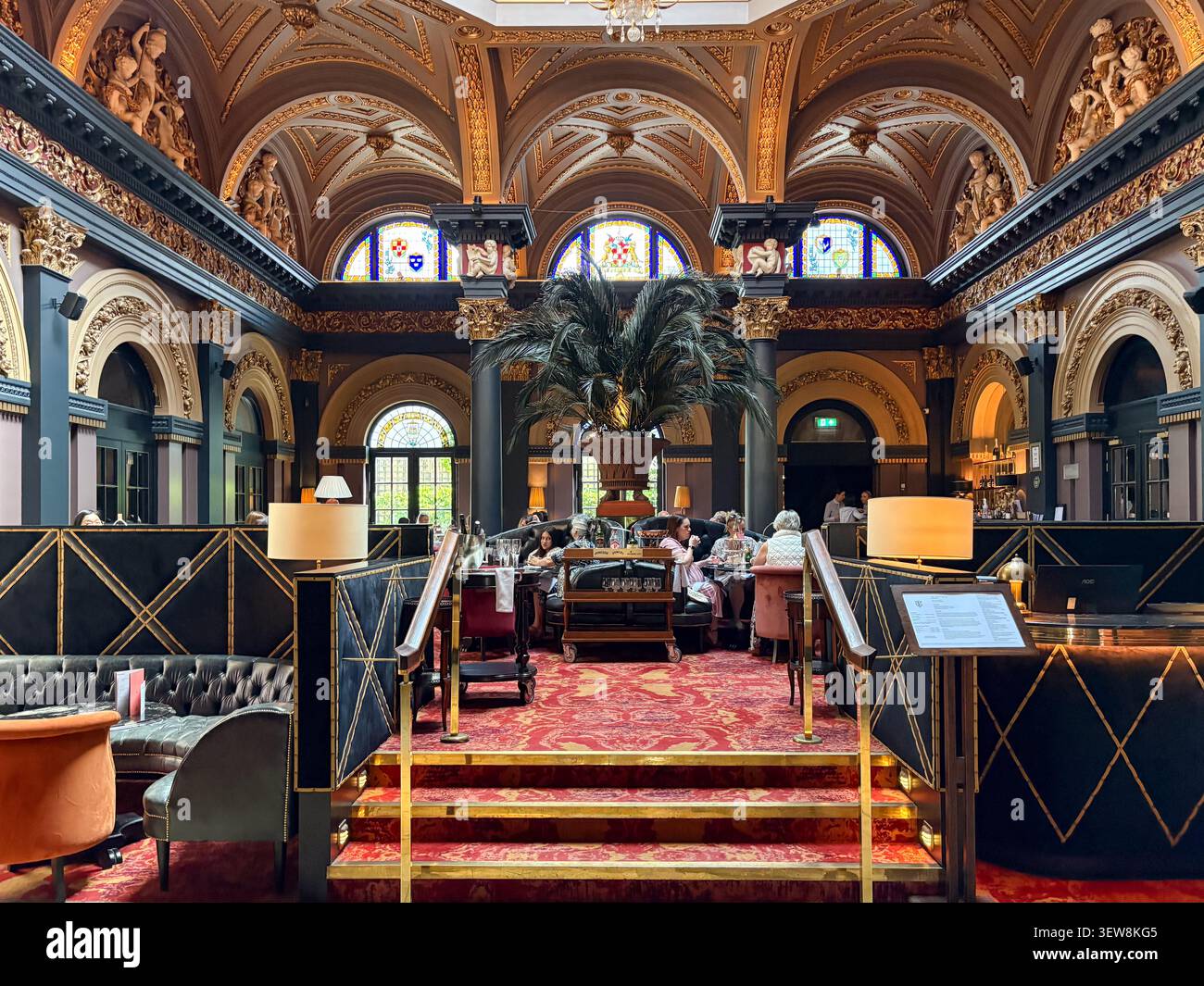 Opulenter Speisesaal aus viktorianischer Zeit mit Kuppeldecke und kunstvollen Goldverzierungen im Merchant Hotel, Belfast, Nordirland. Stockfoto