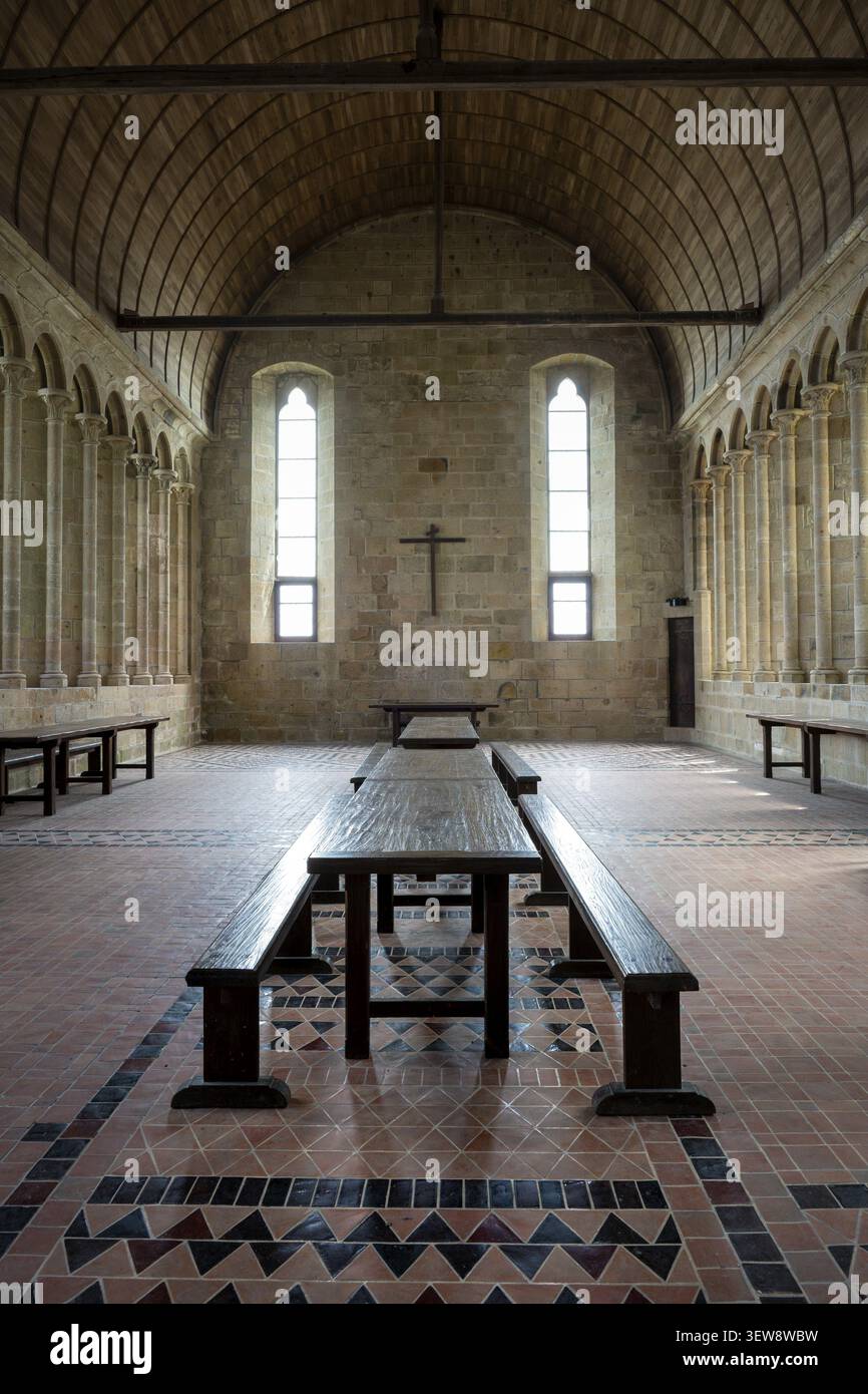 Innenansicht des historischen Refektoriums und des Speisesaals der Mönche in der berühmten Benediktinerabtei Mont Saint Michel. Der gotische Saal aus dem 13. Jahrhundert ist präsent Stockfoto