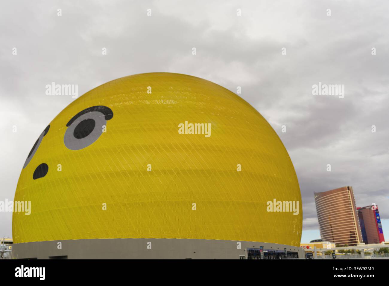 Nahaufnahme der Sphere in Las Vegas, Nevada, mit einem gelben Emoji-Gesicht an einem bewölkten Morgen. Stockfoto