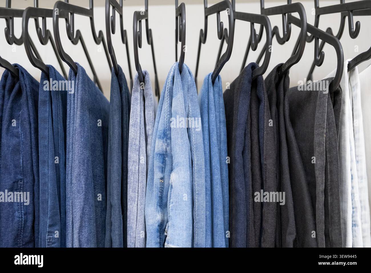 Denim-Jeans hängen an einem Kleiderständer im Einzelhandel Stockfoto
