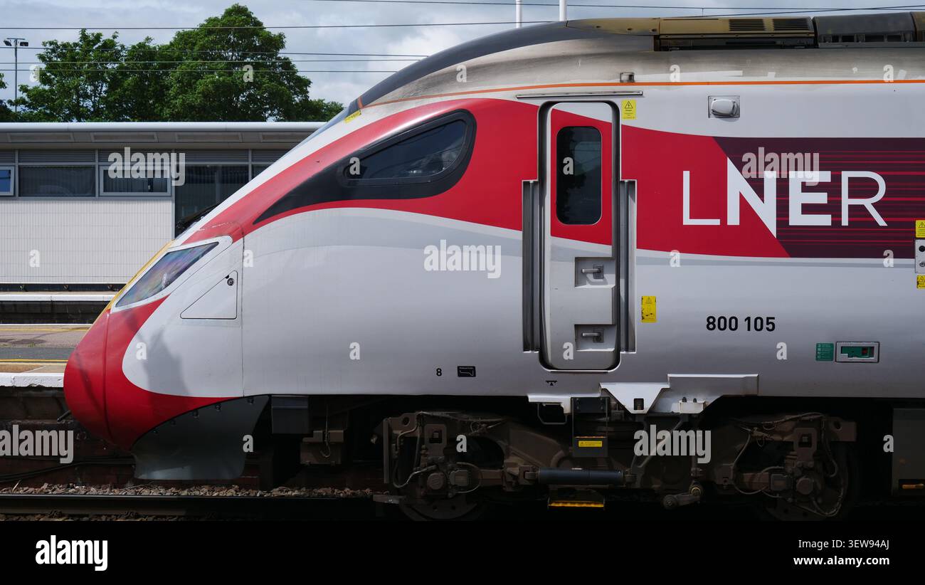 Ein LNER-Azuma-Zug kommt am Bahnhof Peterborough an und fährt nach London Kings Cross. Stockfoto
