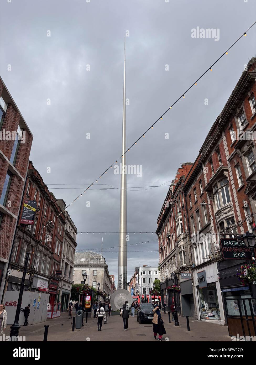 Der Spire of Dublin, ein Denkmal aus Edelstahl in Dublin, Irland, erhebt sich über der städtischen Straßenlandschaft. Stockfoto