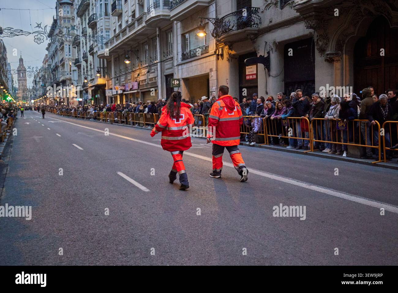 Notfallhelfer, die während einer öffentlichen Veranstaltung auf einer gesperrten Straße unterwegs sind. Valencia, Spanien. März 2024. Stockfoto