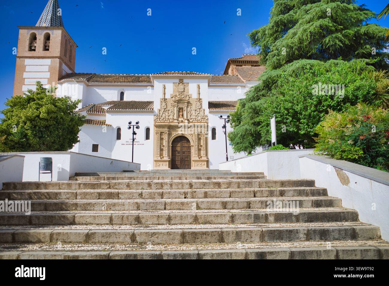 Steintreppe führt zur Kirche Santiago in Guadix, Spanien. Stockfoto