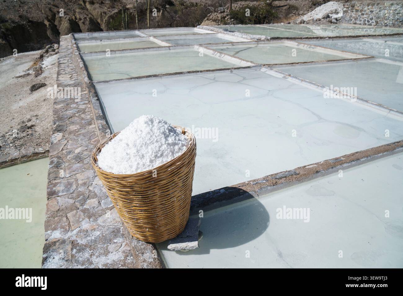 Korb mit natürlichem Salz in Salinen in Zapotitlan Salinas Stockfoto