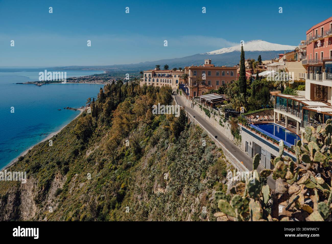 Panoramablick auf den Ätna und die ionische Küste von Taormina Stockfoto