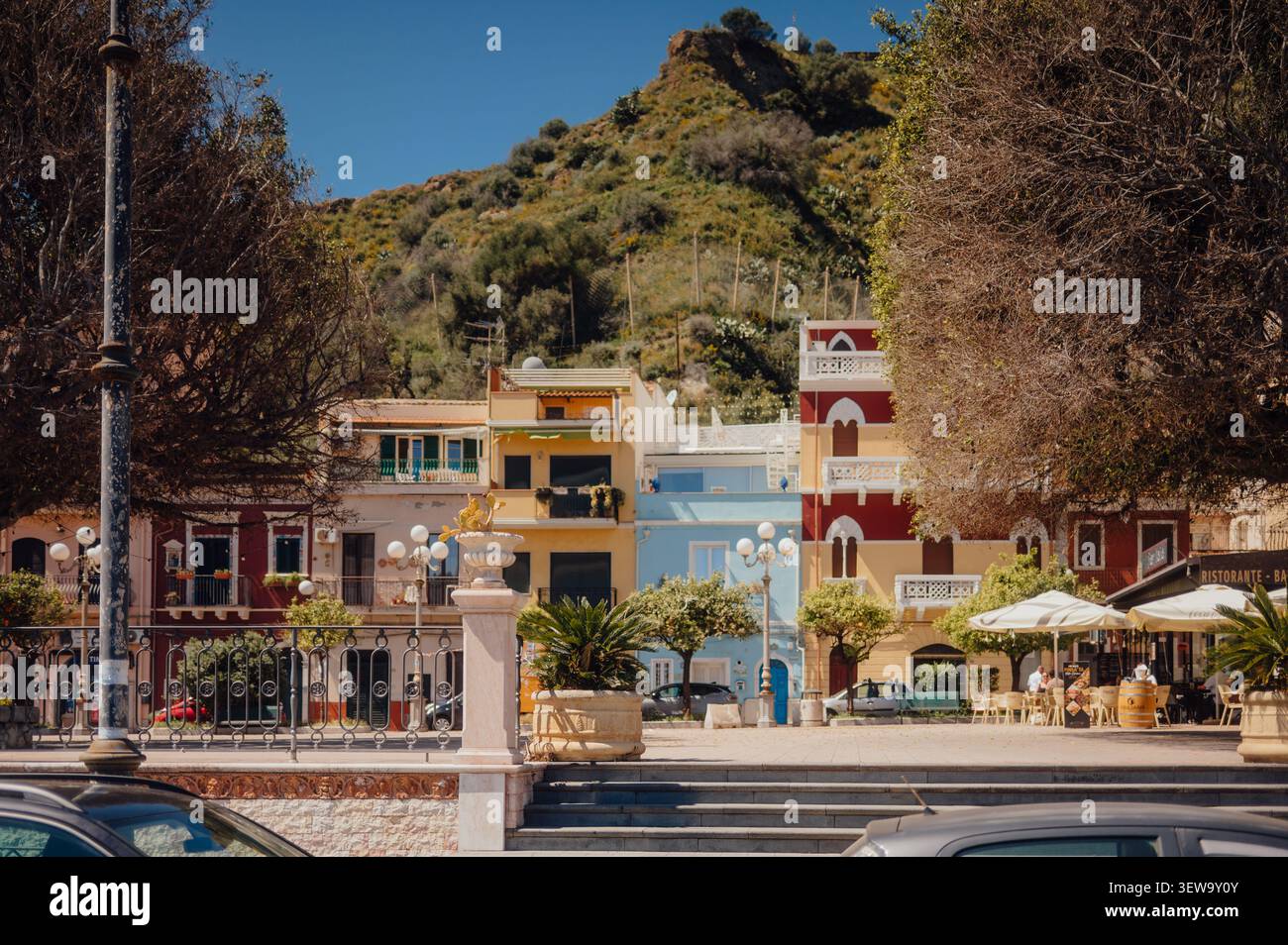 Farbenfrohe Gebäude und Stadtplatz in Giardini Naxos, Sizilien Stockfoto