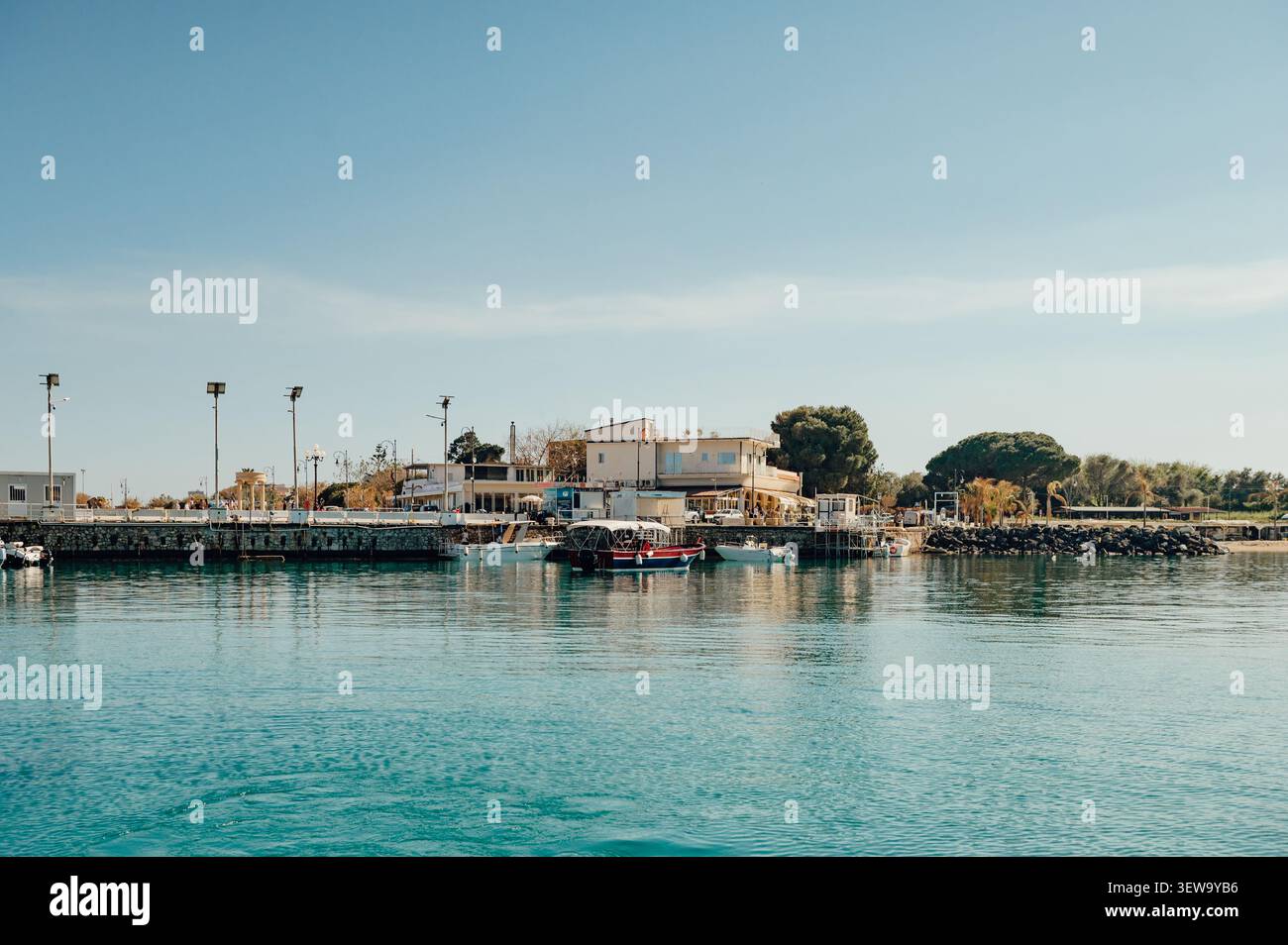Ruhige Uferpromenade und Yachthafen in Giardini Naxos, Sizilien Stockfoto