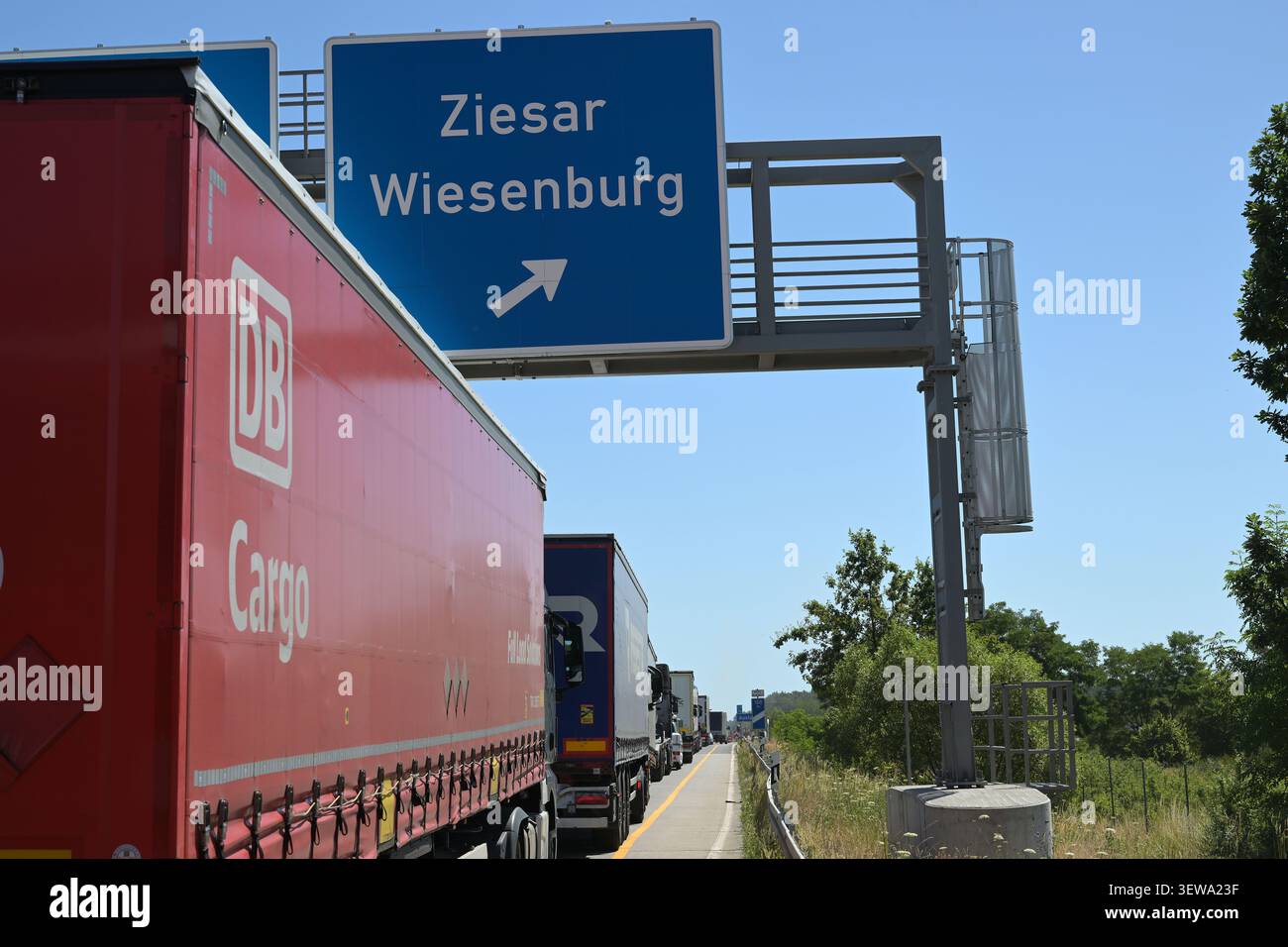 Wollin, Deutschland. Juni 2026. Der Verkehr auf der Autobahn 2 in Richtung Berlin wird ab der Ausfahrt Ziesar aufgrund von Straßenschäden umgeleitet. Die Autobahn musste komplett gesperrt werden. Staus, die sich über Kilometer erstrecken, haben sich gebildet. Quelle: Michael Bahlo/dpa/Alamy Live News Stockfoto