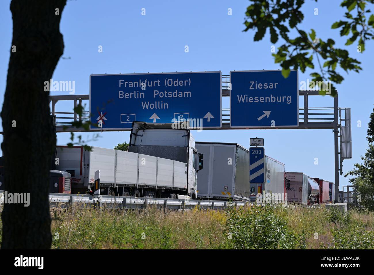 Wollin, Deutschland. Juni 2026. Der Verkehr auf der Autobahn 2 in Richtung Berlin wird ab der Ausfahrt Ziesar wegen Straßenschäden umgeleitet. Die Autobahn musste komplett gesperrt werden. Staus, die sich über Kilometer erstrecken, haben sich gebildet. Quelle: Michael Bahlo/dpa/Alamy Live News Stockfoto