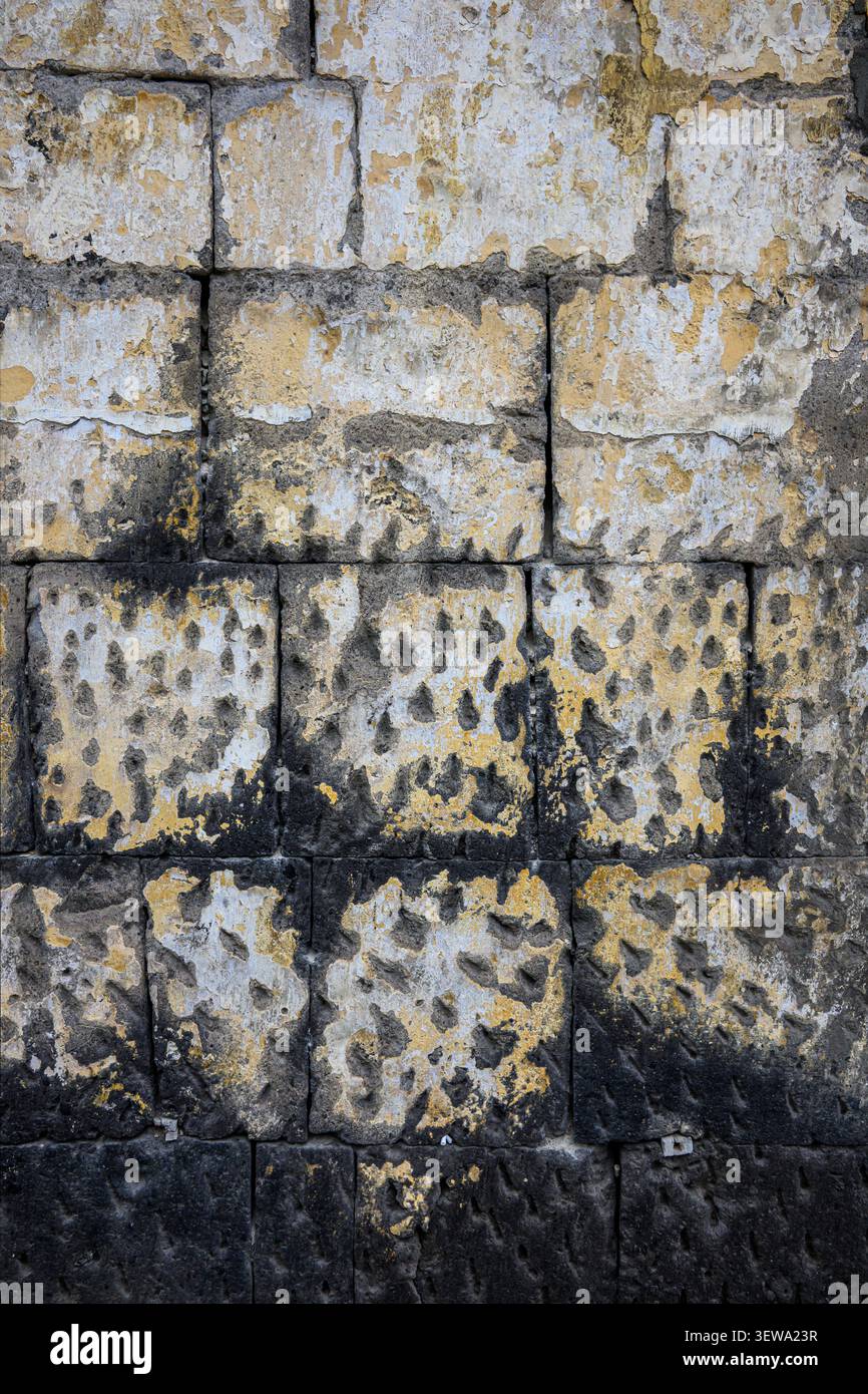 Verwitterte Steinmauer mit Moos und Flechten. Oberfläche zeigt Textur und Zerfall Stockfoto