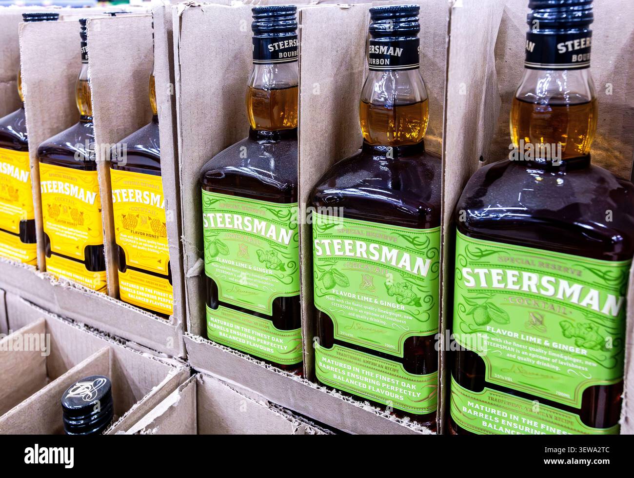 Samara, Russland - 26. März 2026: Steersman hat Whisky in Flaschen in einem Supermarkt in den Regalen abgefüllt. Starke alkoholische Getränke in Flaschen Stockfoto
