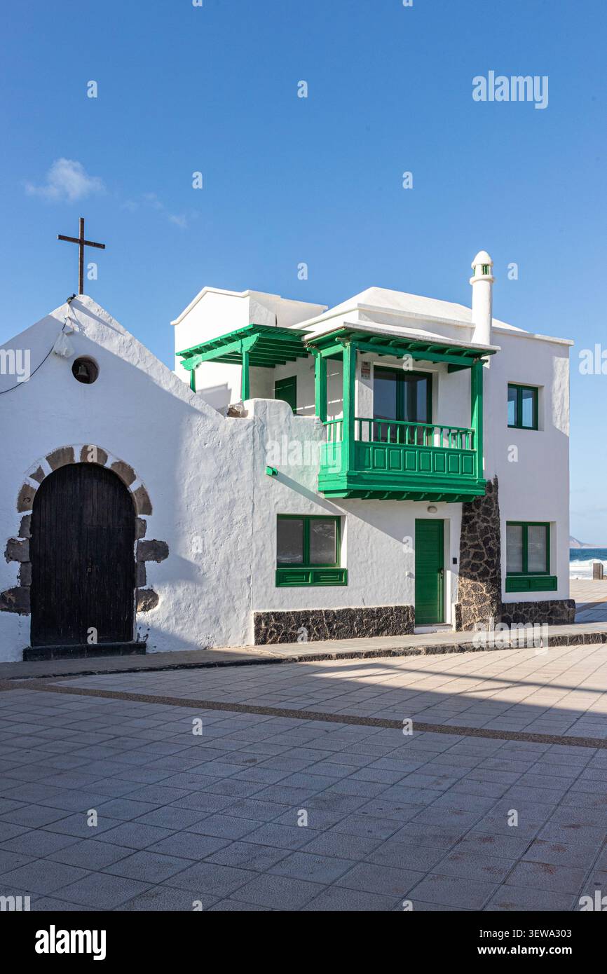 Traditionelle weiß getünchte Architektur im Dorf Caleta de Famara auf der Kanarischen Insel Lanzarote, Spanien Stockfoto