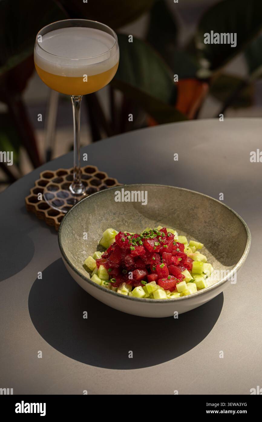 Gourmet-Thunfisch-Tatar mit Gurkenwürfeln Stockfoto