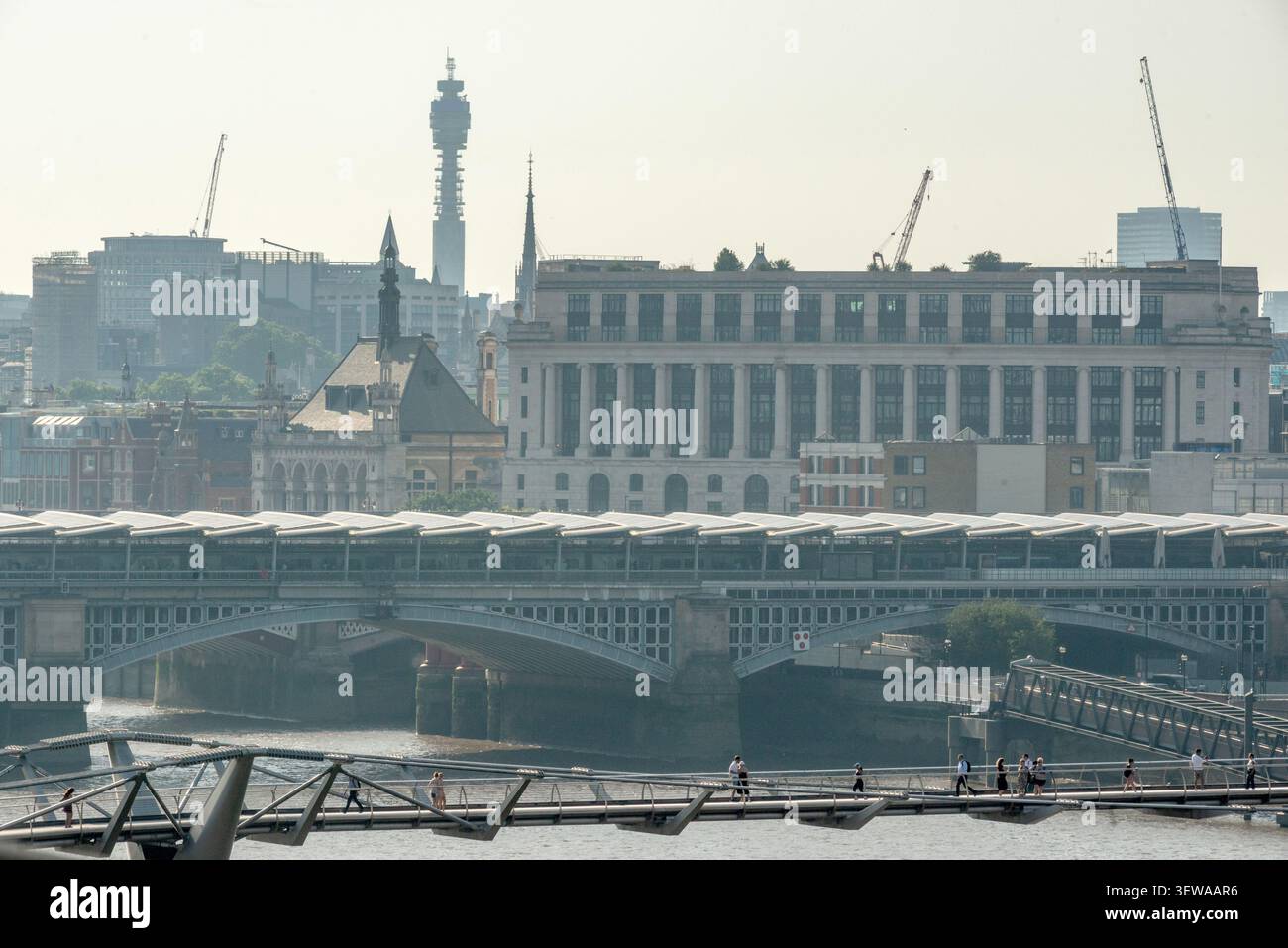 London, 25. Juni 2026: Millenium Bridge, Blackfriars Bridge und Post Office Tower Stockfoto