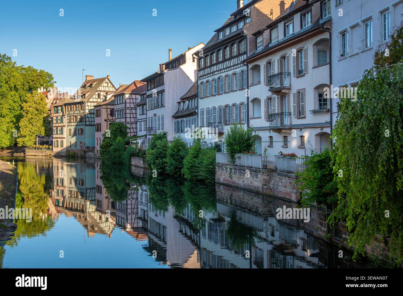Fassaden alter, traditioneller Häuser entlang des Flusses Ill im malerischen und touristisch freundlichen Stadtteil Petite France in Straßburg, Frankreich Stockfoto