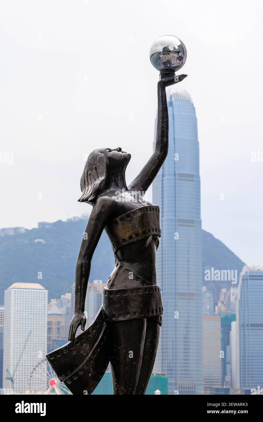 Hong Kong Film Awards Uferstatue einer Bronzedame, die einen silbernen Ball hochhält, als würde sie ihn auf einem fernen Wolkenkratzer balancieren Stockfoto