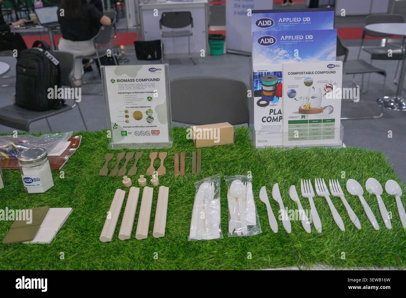 Bangkok, Thailand - 17. Juni 2026: Biomasse und kompostierbares Besteck mit Löffeln und Gabeln auf Kunstrasen am Stand Applied DD Stockfoto