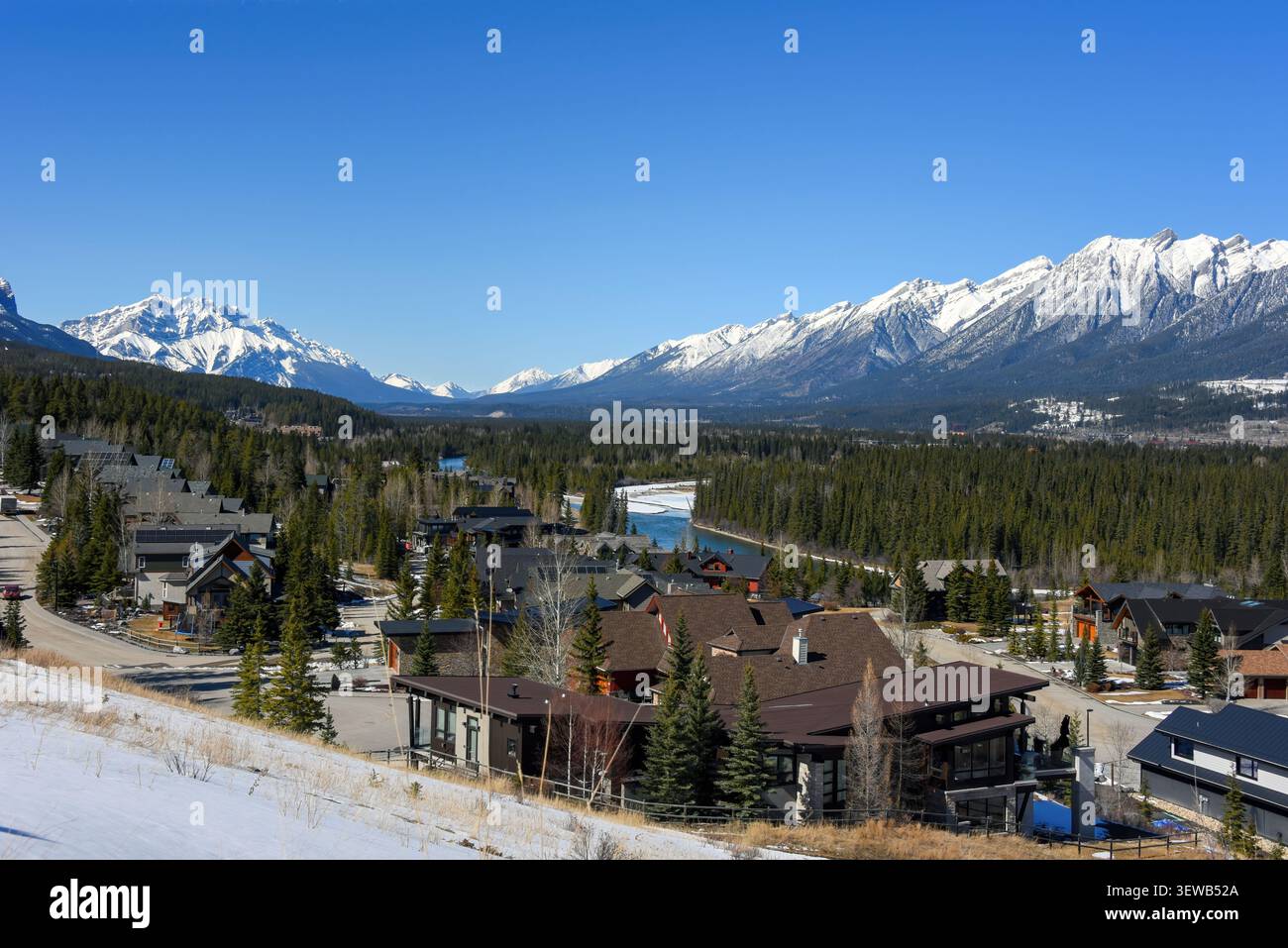 Blick auf den berühmten Ferienort Canmore mit den Rocky Mountains im Hintergrund. Stockfoto