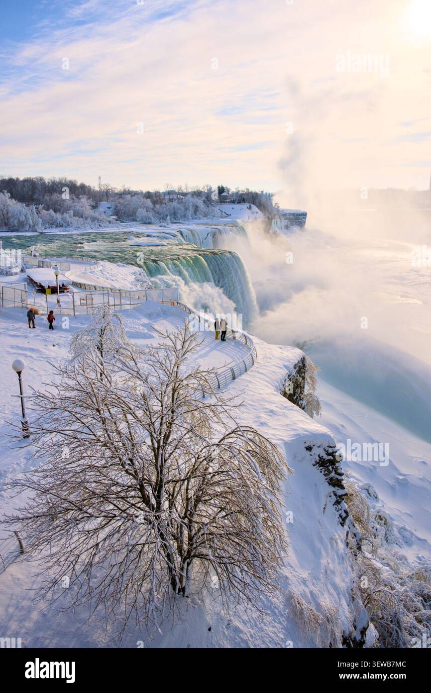Winterblick auf die Horseshoe Falls mit schneebedeckten Klippen und Aussichtspunkt Stockfoto