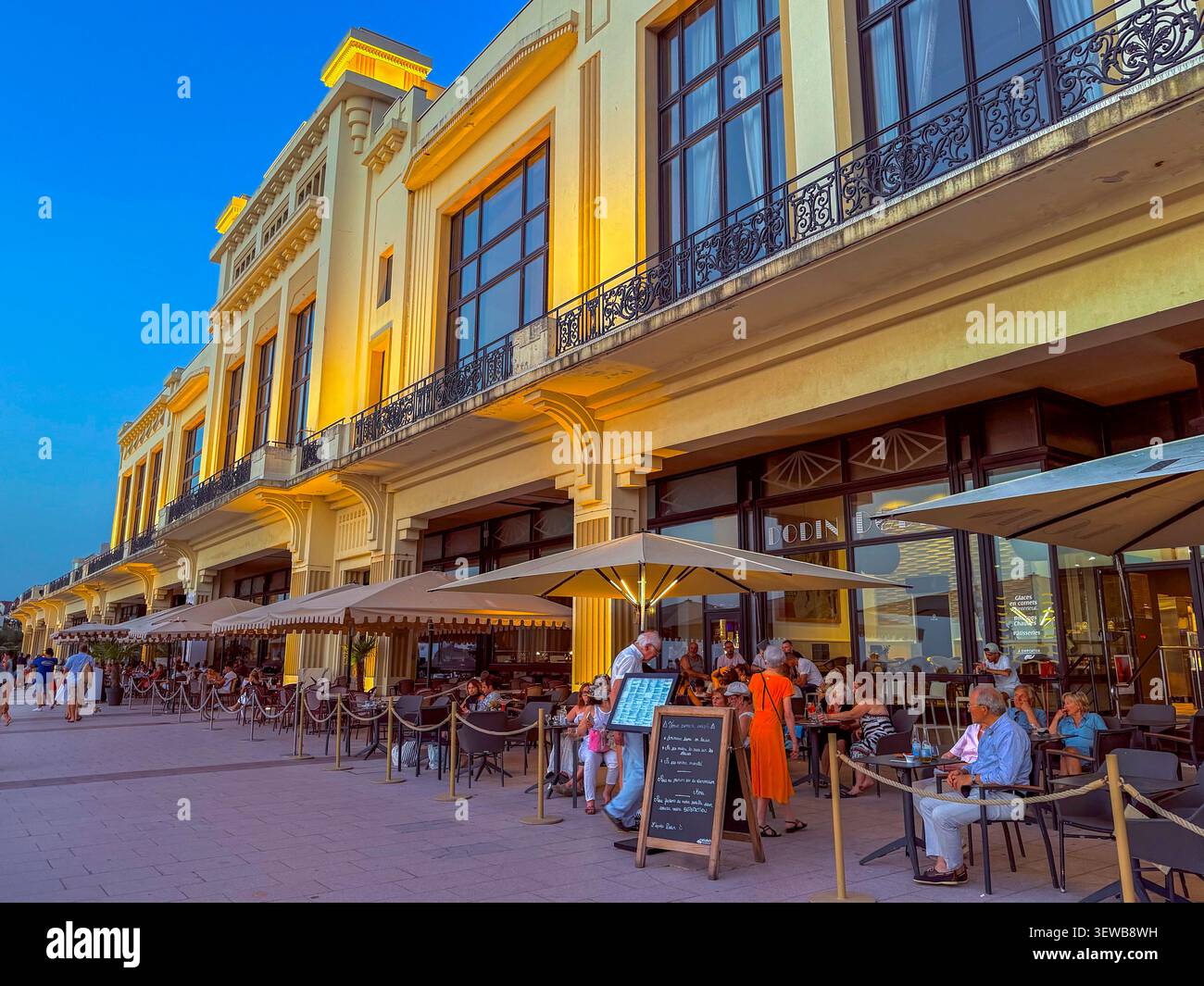 Biarritz, Frankreich, Blick Auf Französische Cafés, Restaurants, Leute Draußen, Terrassen, „La Café de la Grande Plage“ Stockfoto