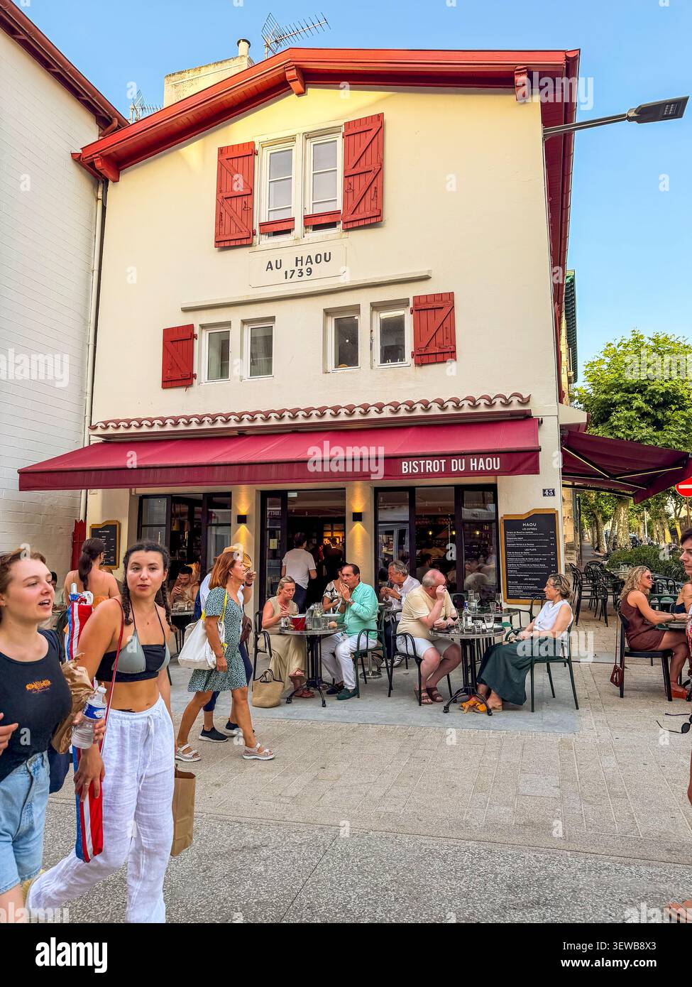 Biarritz, Frankreich, Ansichten von französischen Cafés, Bistro-Restaurants, Menschenmenge, die draußen sitzt, Terrassen, Tische, "Bistrot du Haou“ Vorderes Bistro Frankreich Stockfoto