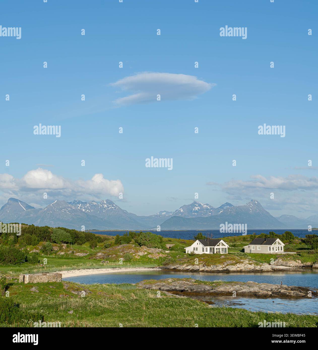 Weiße Ferienhäuser in der Nähe einer geschützten Bucht in Skrolsvik, Senja, Troms, Norwegen Stockfoto