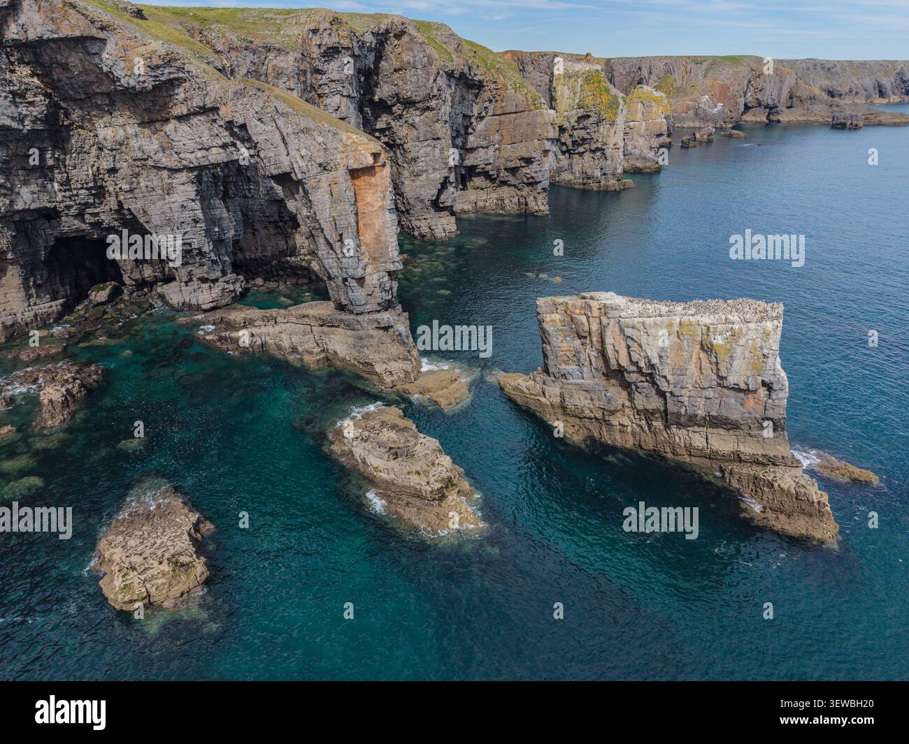 Luftaufnahme der Green Bridge of Wales und Stack Rocks mit Vogelkolonie, Castlemartin Coast, Pembrokeshire, Wales Stockfoto