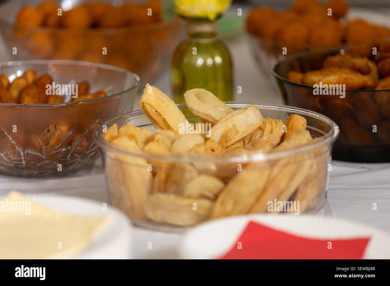 Auswahl an frittierten Snacks in Schüsseln, bereit für eine Party oder ein Treffen Stockfoto