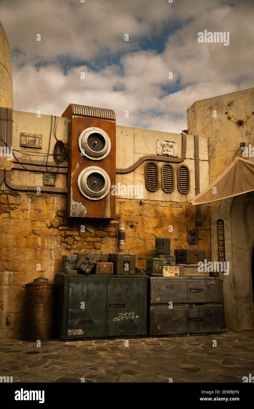Leere Gasse in Star Wars: Galaxy's Edge in Disney's Hollywood Studios in Orland Florida (Teil von Walt Disney World). Stockfoto