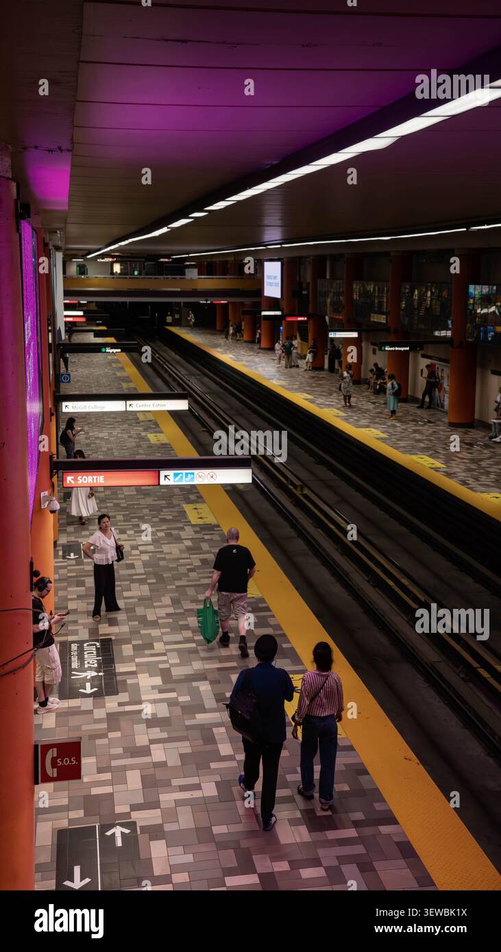 Neon-Vibes in der U-Bahn-Station City in Montreal, Kanada Stockfoto