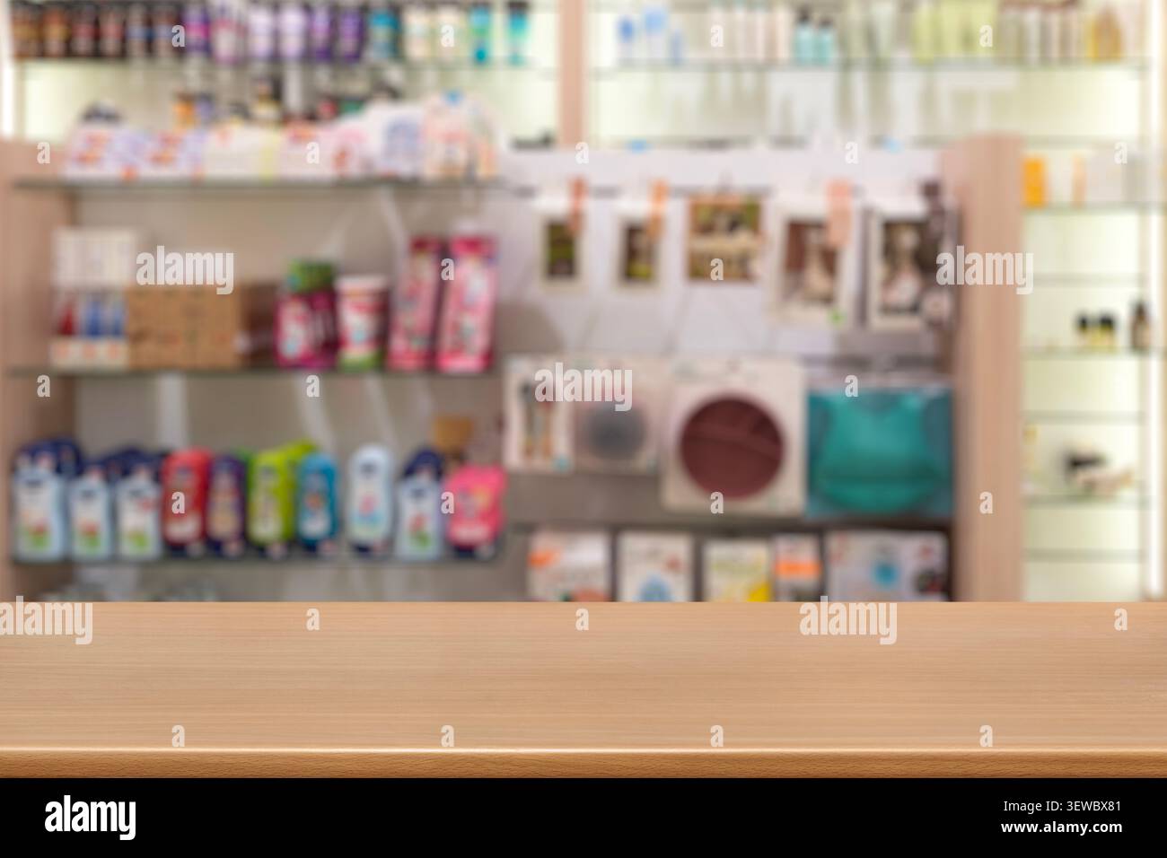 Leere hölzerne Tischplatte mit unscharfem Schönheitss Ladenhintergrund. Innenraum-Modell eines Kosmetikgeschäfts für die Präsentation von Hautpflege- und Haarpflegeprodukten. Stockfoto