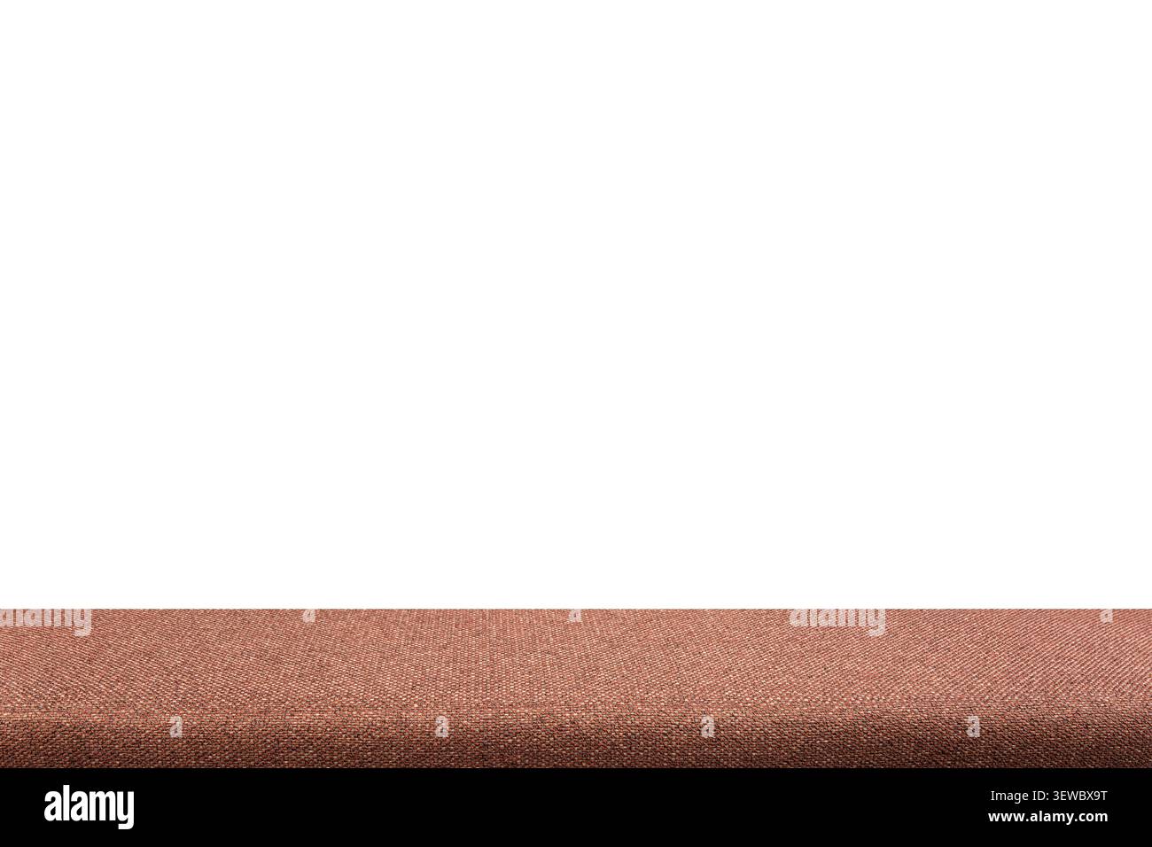 Leere Stoffpräsentations-Tabelle auf weißem Hintergrund. Minimalistisches Studio-Mockup mit Kopierraum für Produktpräsentation und E-Commerce-Marketing. Stockfoto
