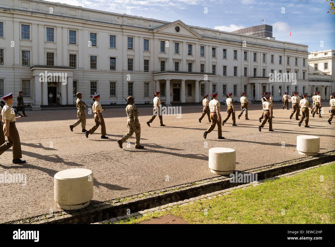 Mitglieder der British Army führen Übungen in den Wellington Barracks in London durch, um sich auf die zeremonielle Wachtätigkeit vorzubereiten. Stockfoto