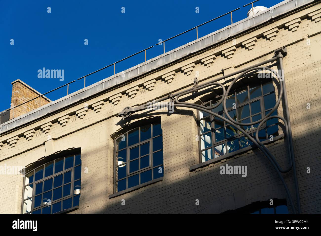 Ein originaler Industriehub, der in einem ehemaligen Lagerhaus im Londoner Aldgate aufbewahrt wurde, diente einst dazu, Fracht in die Fenster des Gebäudes zu transportieren. Stockfoto