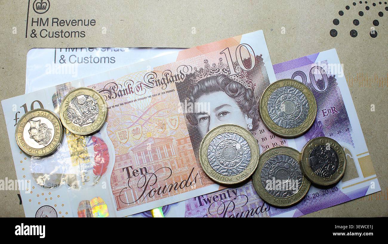 Britische Münzen und Banknoten auf einem HM-Einnahmen- und Zollumschlag Stockfoto
