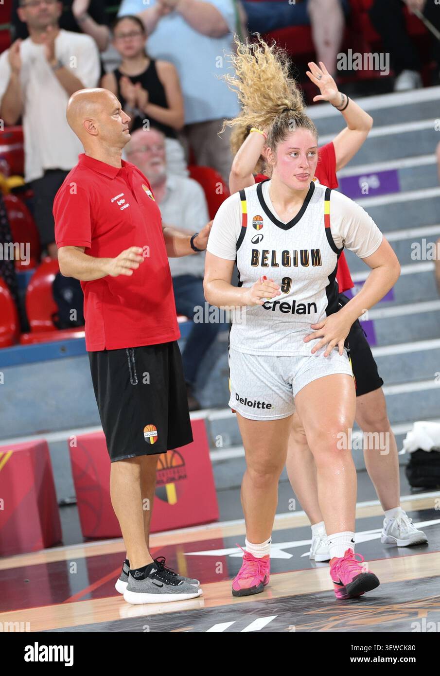 Charleroi, Belgien. Juni 2026. Die belgische Jada Lynch wurde am Freitag, den 26. Juni 2026, in Charleroi zu Beginn eines Spiels zwischen dem Team Be Gold Cats und Young Finland beim DHL Youth Day in Charleroi gezeigt. Das Projekt BE Gold zielt darauf ab, einen langfristigen Übergang zu gewährleisten, indem die besten jungen Athleten der Teams U18 und U20 auf dem Weg zu den Olympischen Spielen 2028 und 2032 in das belgische CATS-Team eingezogen werden. BELGA PHOTO VIRGINIE LEFOUR Credit: Belga News Agency/Alamy Live News Stockfoto