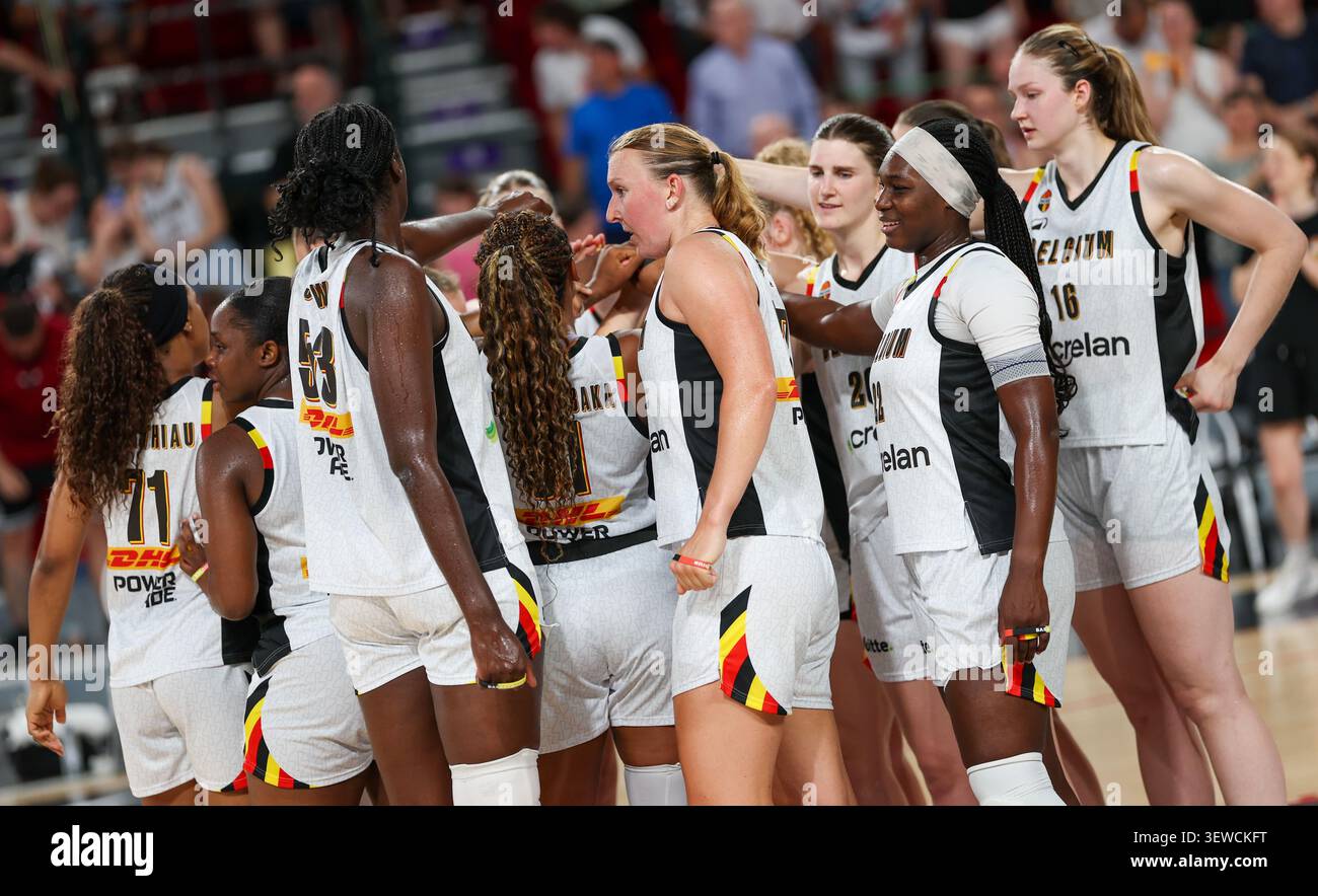 Charleroi, Belgien. Juni 2026. Belgische Cats-Spieler, die am Freitag, den 26. Juni 2026, in Charleroi zu Beginn eines Spiels zwischen dem Team Be Gold Cats und Young Finland beim DHL Youth Day in Charleroi zu sehen waren. Das Projekt BE Gold zielt darauf ab, einen langfristigen Übergang zu gewährleisten, indem die besten jungen Athleten der Teams U18 und U20 auf dem Weg zu den Olympischen Spielen 2028 und 2032 in das belgische CATS-Team eingezogen werden. BELGA PHOTO VIRGINIE LEFOUR Credit: Belga News Agency/Alamy Live News Stockfoto