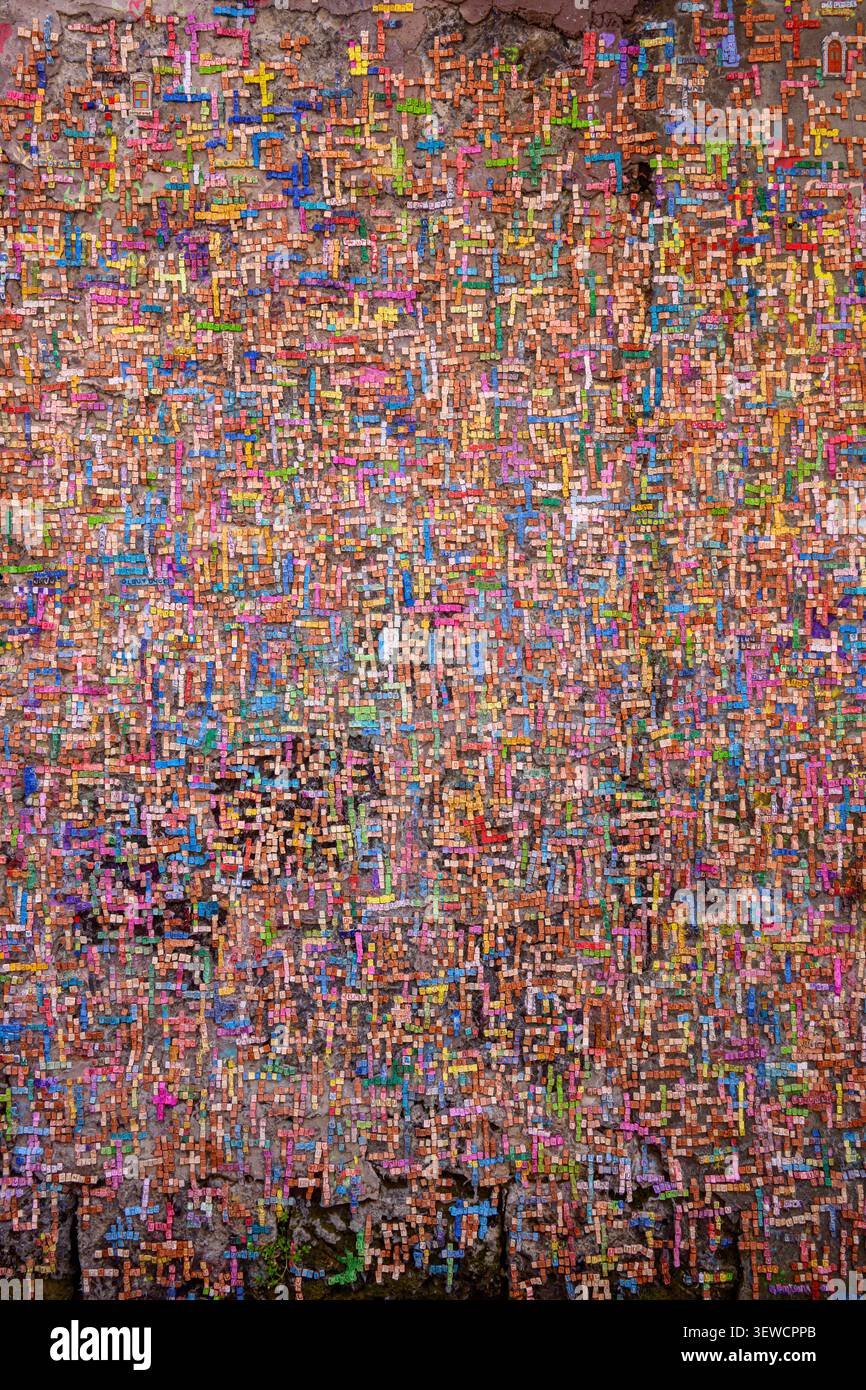 Abstraktes Mosaikmuster mit bunten fragmentierten Texturen. Strukturierte Oberfläche mit mehrlagigen, gemischten Farbtönen. Organischer, malerischer Stil ohne spezifische Unterscheidung Stockfoto