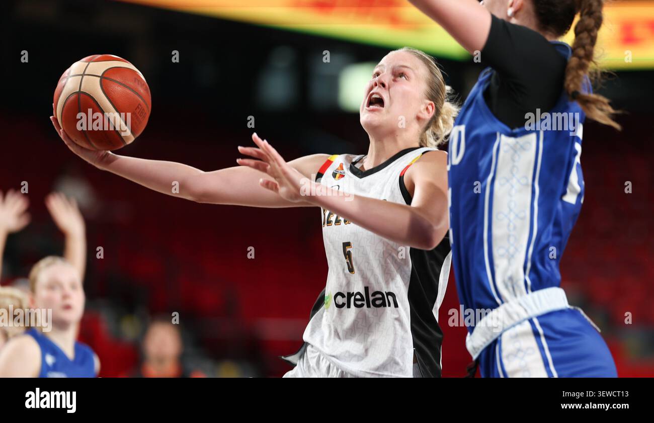 Charleroi, Belgien. Juni 2026. Die Belgierin Nastja Claessens kämpft am Freitag, den 26. Juni 2026, in Charleroi bei einem Spiel zum DHL Youth Day zwischen den Be Gold Cats und Young Finland um den Ball. Das Projekt BE Gold zielt darauf ab, einen langfristigen Übergang zu gewährleisten, indem die besten jungen Athleten der Teams U18 und U20 auf dem Weg zu den Olympischen Spielen 2028 und 2032 in das belgische CATS-Team eingezogen werden. BELGA PHOTO VIRGINIE LEFOUR Credit: Belga News Agency/Alamy Live News Stockfoto