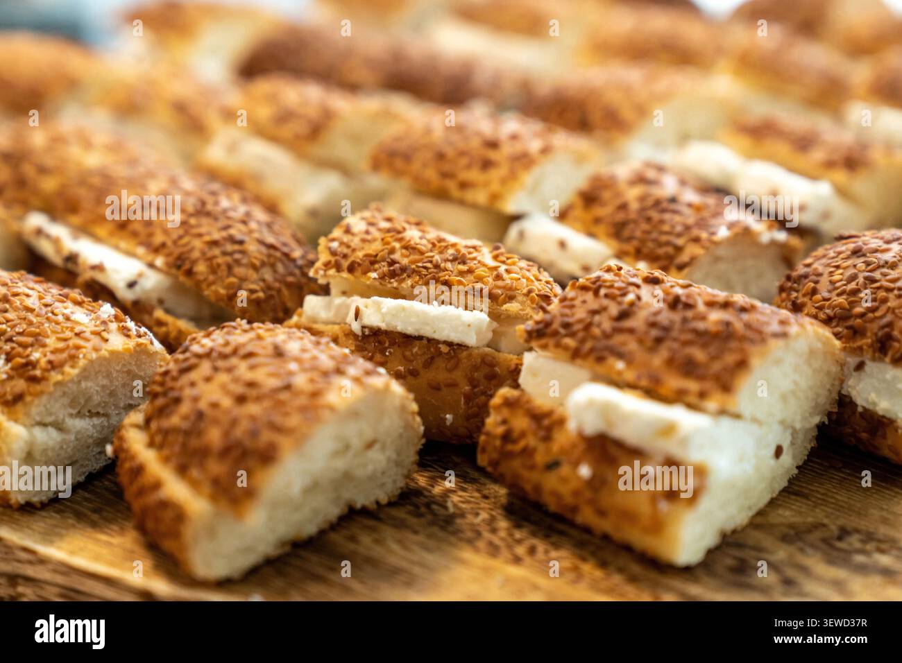 Gourmet-Catering-Vorspeisen und süße Torten auf einem silbernen Tablett. Corporate-Event-Buffet und Kaffeepausen-Snacks-Mockup in einem modernen Büro. Stockfoto