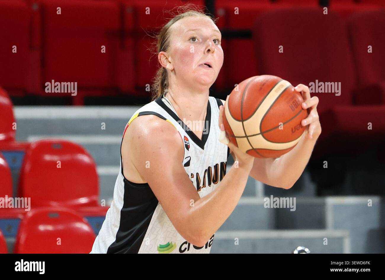 Charleroi, Belgien. Juni 2026. Die belgische Marie Vervaet kämpft am Freitag, den 26. Juni 2026, in Charleroi bei einem Spiel zum DHL Youth Day zwischen den Be Gold Cats und Young Finland um den Ball. Das Projekt BE Gold zielt darauf ab, einen langfristigen Übergang zu gewährleisten, indem die besten jungen Athleten der Teams U18 und U20 auf dem Weg zu den Olympischen Spielen 2028 und 2032 in das belgische CATS-Team eingezogen werden. BELGA PHOTO VIRGINIE LEFOUR Credit: Belga News Agency/Alamy Live News Stockfoto