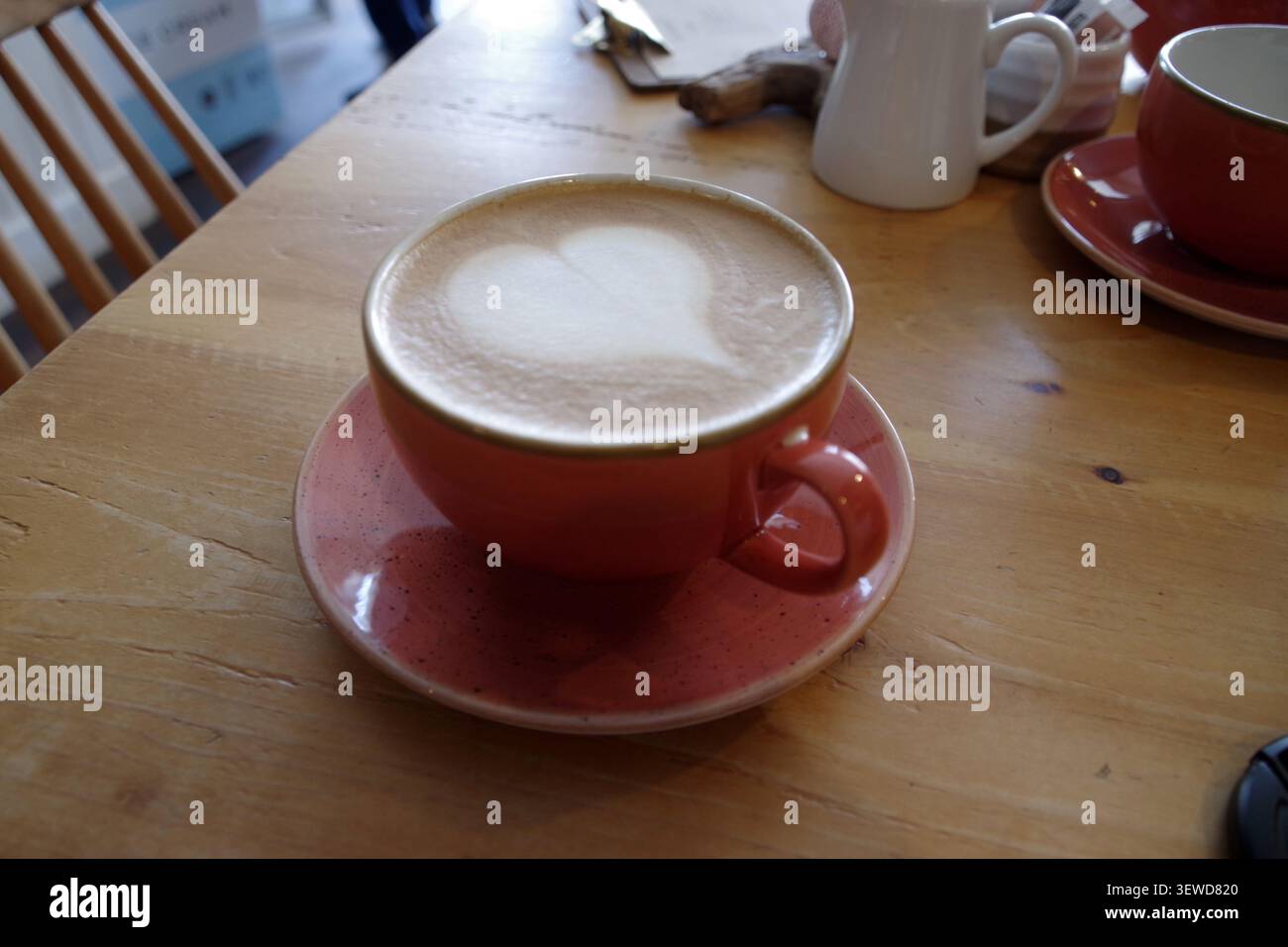 Kaffee mit einem Herzen, ein Latte in einem Café Stockfoto