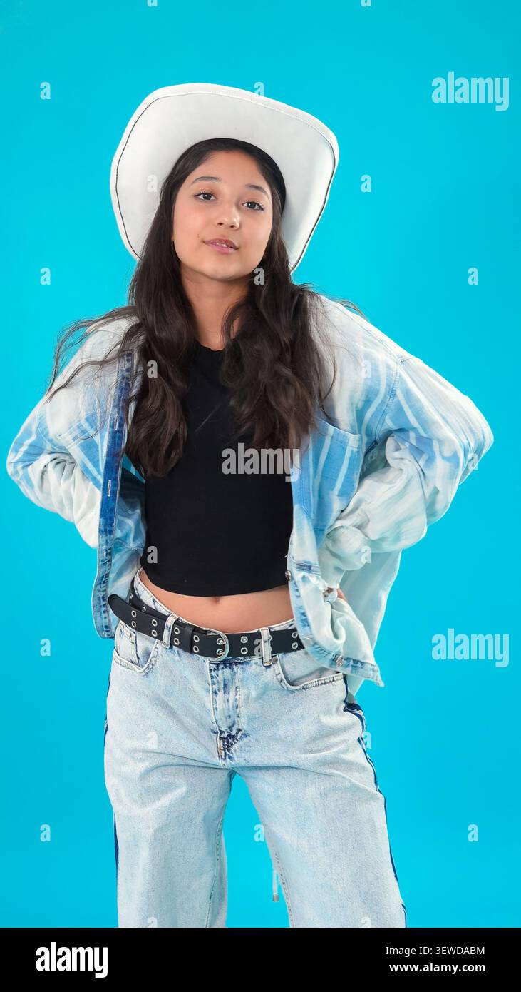 Frau trägt einen Cowboyhut Stockfoto